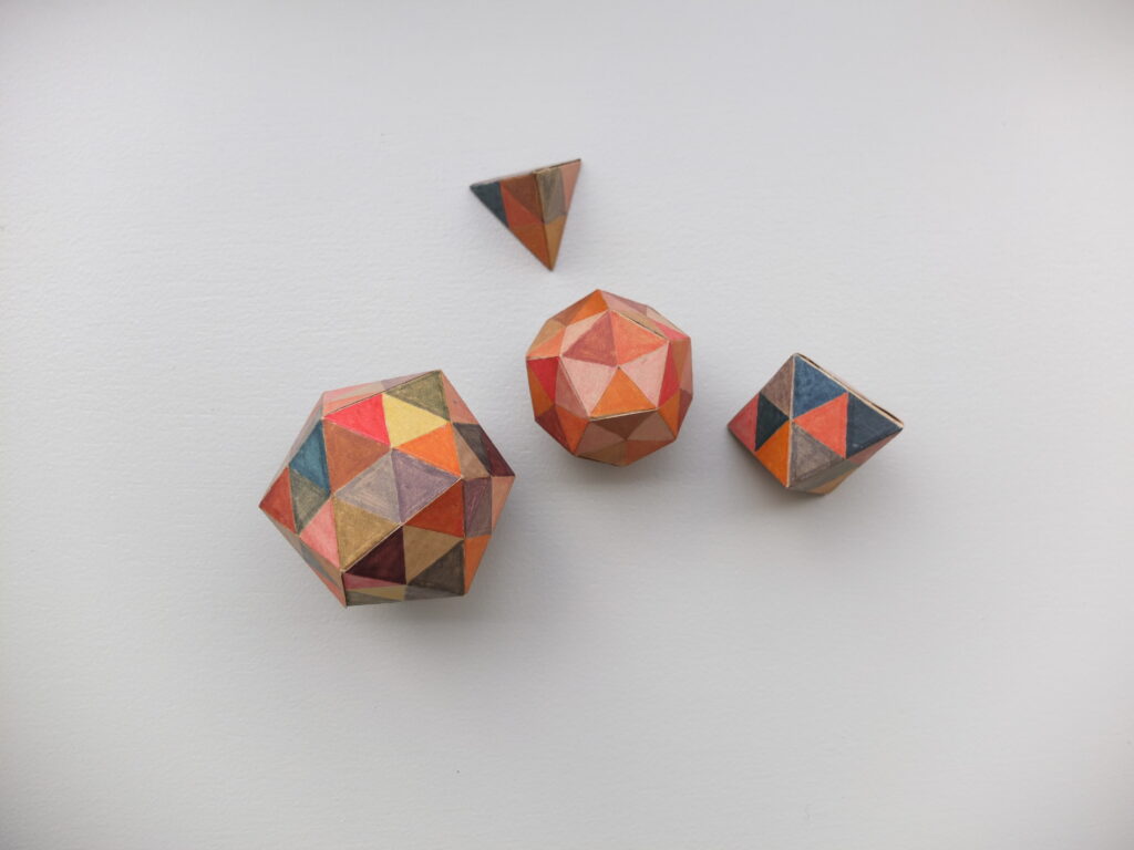 Bunte geometrische Bastelfiguren