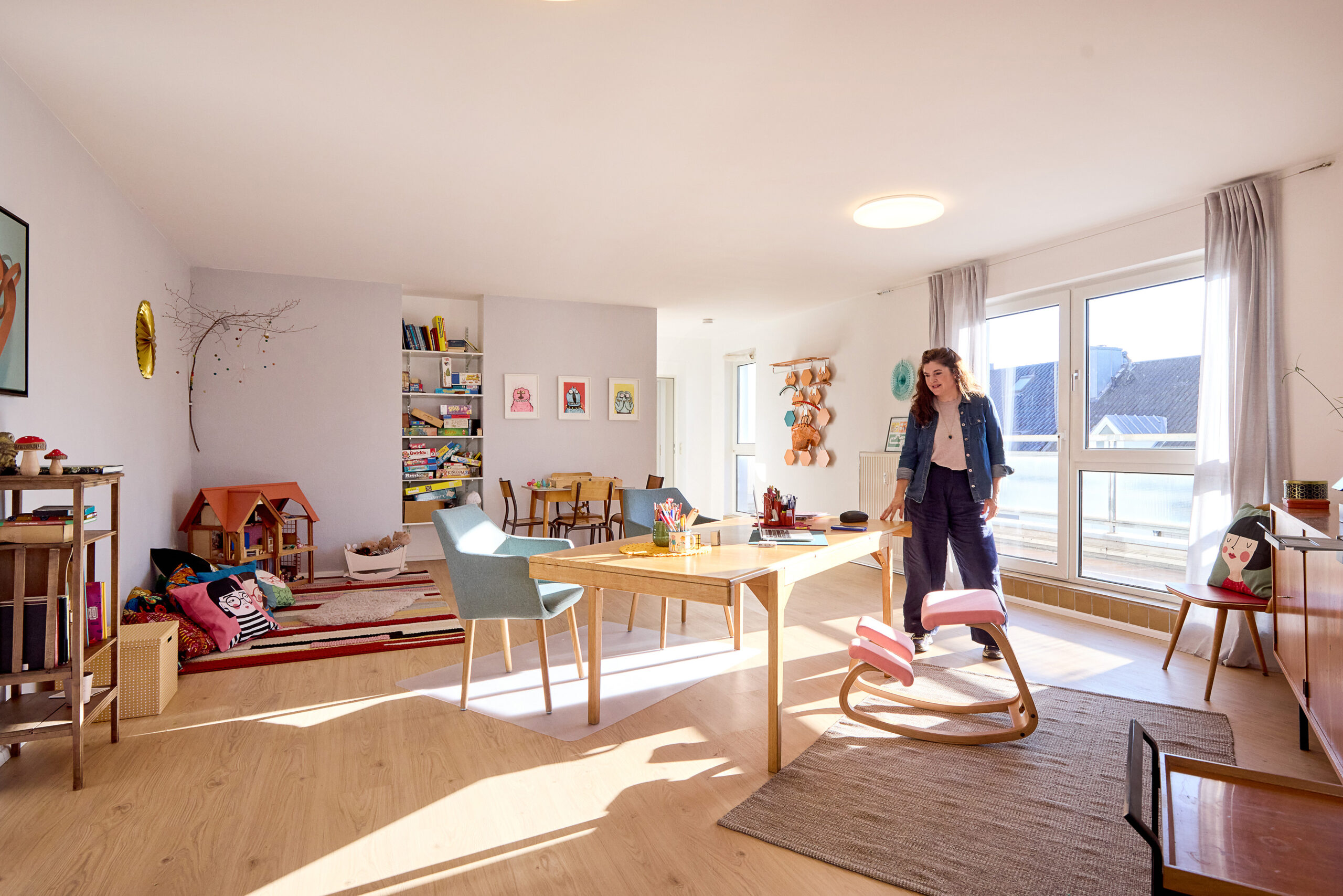 Psychotherapeutin in großem Therapieraum Praxis für Kinder und Jugendliche, hell und freundlich